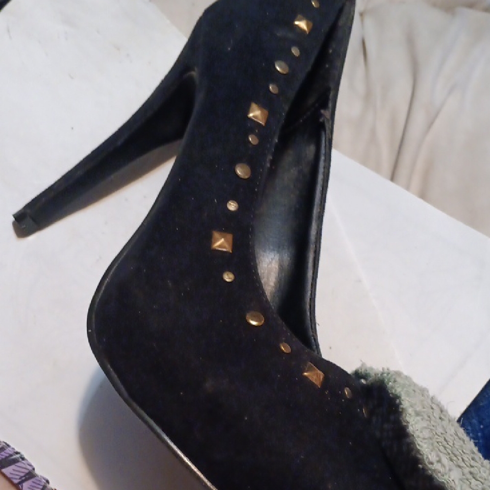 Elegant Black Heels with Gold Accents
